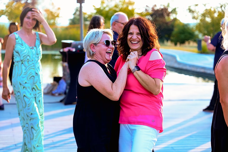 Die Bilder zeigen Impressionen der Tango Nacht am Eckert Beach mit Tanzpaaren, Schnupperkurs, Live-DJ, sommerlicher Atmosphäre und zahlreichen Gästen, die den Abschluss der Summer-Vibes-Reihe gemeinsam genießen.