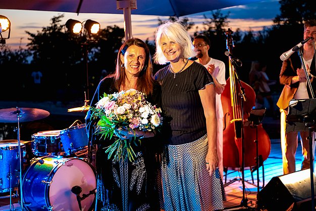 Impressionen vom zweiten Eckert Beach Event am Campus Regenstauf: Die Band Primetime Deluxe sorgt bei sommerlicher Atmosphäre für Livemusik, gute Stimmung und einen gemeinsamen Abend mit zahlreichen Gästen zugunsten von Mütter in Not e.V.