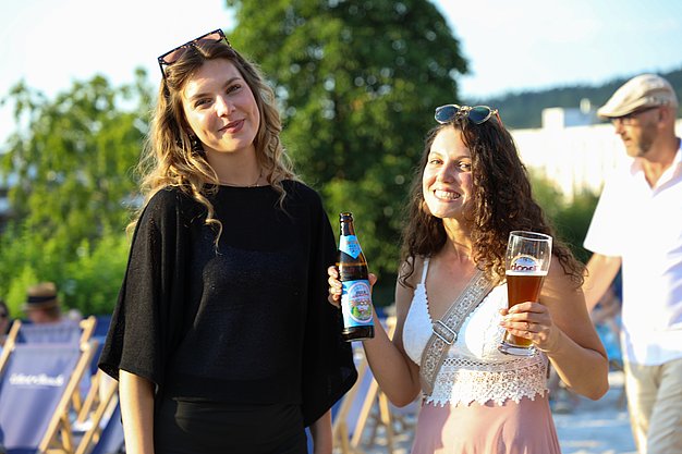Die Diashow zeigt Eindrücke vom Salsa-Abend am Eckert Beach. Zu sehen sind tanzende Paare, Besucherinnen und Besucher im Publikum sowie die stimmungsvolle Atmosphäre der Veranstaltung am Abend.