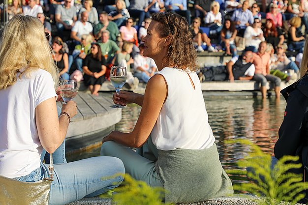 Die Bilder zeigen Impressionen der Notte Italiana am Eckert Beach mit Live-Musik von I CANTAUTORI, zahlreichen Gästen, sommerlicher Atmosphäre, italienischen Spezialitäten sowie entspannten und ausgelassenen Momenten am Wasser.