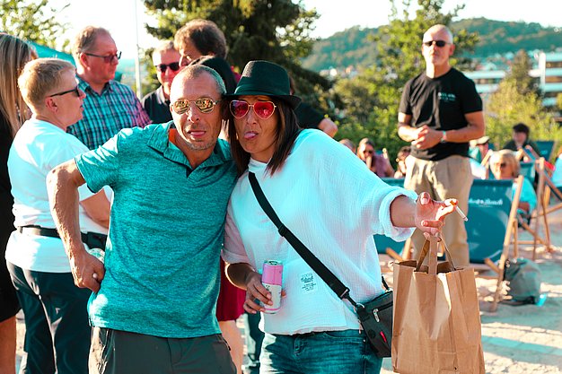 Gäste genießen gemeinsam die ausgelassene Atmosphäre bei der 80er-Jahre-Party am Eckert Beach.