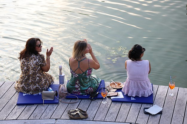 Die Diashow zeigt Eindrücke vom Salsa-Abend am Eckert Beach. Zu sehen sind tanzende Paare, Besucherinnen und Besucher im Publikum sowie die stimmungsvolle Atmosphäre der Veranstaltung am Abend.