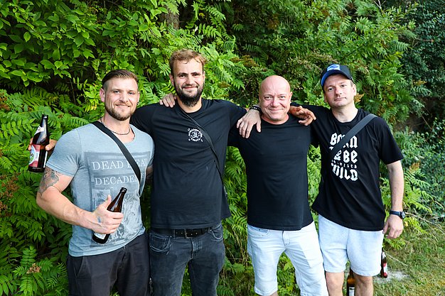 Die Bilder zeigen Eindrücke der Rock-Nacht am Eckert Beach. Zu sehen sind die Live-Auftritte der Bands Rusty Road Runners und ACBarbingCity´25, zahlreiche Besucherinnen und Besucher vor der Bühne sowie die sommerliche Atmosphäre am Strand. In beiden Bands stehen auch Dozenten der Eckert Schulen auf der Bühne. Die Aufnahmen zeigen Musiker, Publikum und die stimmungsvolle Beleuchtung während des Open-Air-Konzerts.