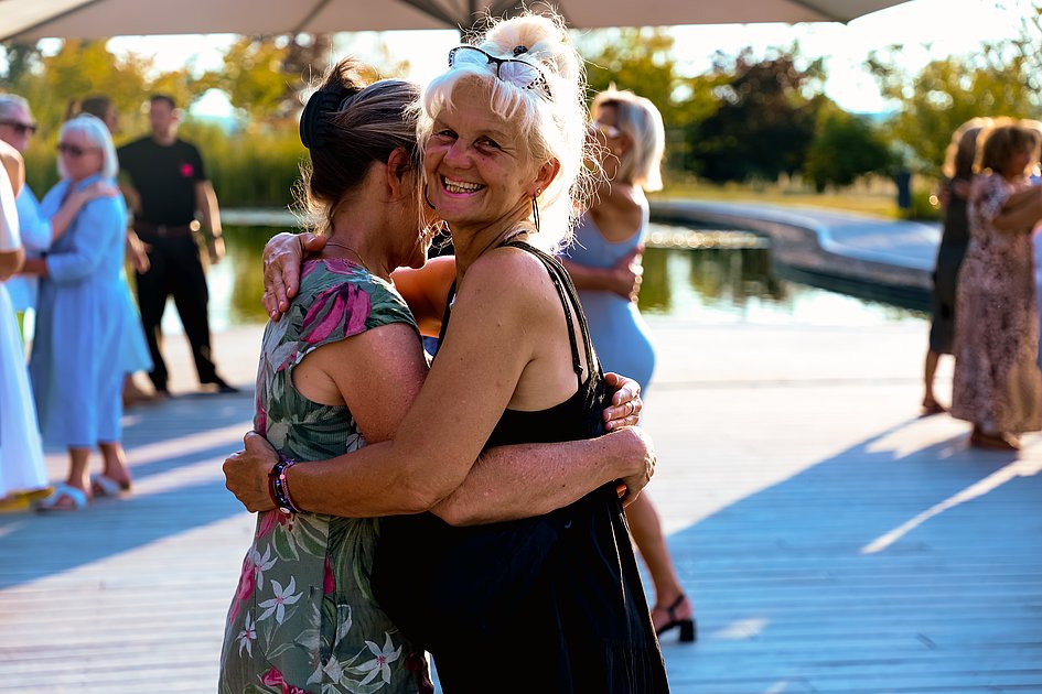 Die Bilder zeigen Impressionen der Tango Nacht am Eckert Beach mit Tanzpaaren, Schnupperkurs, Live-DJ, sommerlicher Atmosphäre und zahlreichen Gästen, die den Abschluss der Summer-Vibes-Reihe gemeinsam genießen.