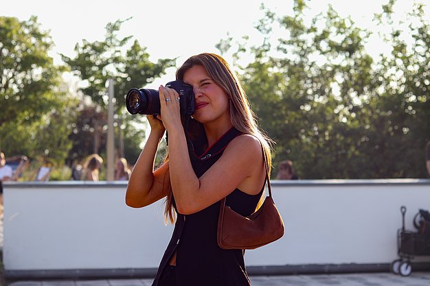 Die Bilder zeigen Eindrücke der Rock-Nacht am Eckert Beach. Zu sehen sind die Live-Auftritte der Bands Rusty Road Runners und ACBarbingCity´25, zahlreiche Besucherinnen und Besucher vor der Bühne sowie die sommerliche Atmosphäre am Strand. In beiden Bands stehen auch Dozenten der Eckert Schulen auf der Bühne. Die Aufnahmen zeigen Musiker, Publikum und die stimmungsvolle Beleuchtung während des Open-Air-Konzerts.