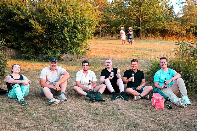 Gäste genießen gemeinsam die ausgelassene Atmosphäre bei der 80er-Jahre-Party am Eckert Beach.