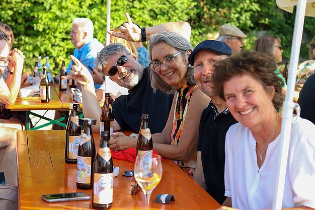 Die Bilder zeigen Eindrücke der Rock-Nacht am Eckert Beach. Zu sehen sind die Live-Auftritte der Bands Rusty Road Runners und ACBarbingCity´25, zahlreiche Besucherinnen und Besucher vor der Bühne sowie die sommerliche Atmosphäre am Strand. In beiden Bands stehen auch Dozenten der Eckert Schulen auf der Bühne. Die Aufnahmen zeigen Musiker, Publikum und die stimmungsvolle Beleuchtung während des Open-Air-Konzerts.
