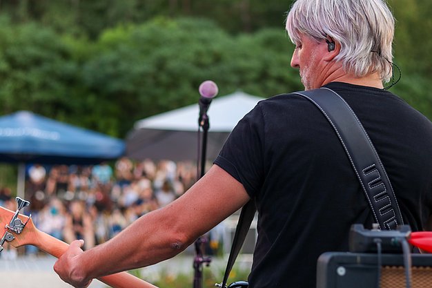 Die Bilder zeigen Eindrücke der Rock-Nacht am Eckert Beach. Zu sehen sind die Live-Auftritte der Bands Rusty Road Runners und ACBarbingCity´25, zahlreiche Besucherinnen und Besucher vor der Bühne sowie die sommerliche Atmosphäre am Strand. In beiden Bands stehen auch Dozenten der Eckert Schulen auf der Bühne. Die Aufnahmen zeigen Musiker, Publikum und die stimmungsvolle Beleuchtung während des Open-Air-Konzerts.