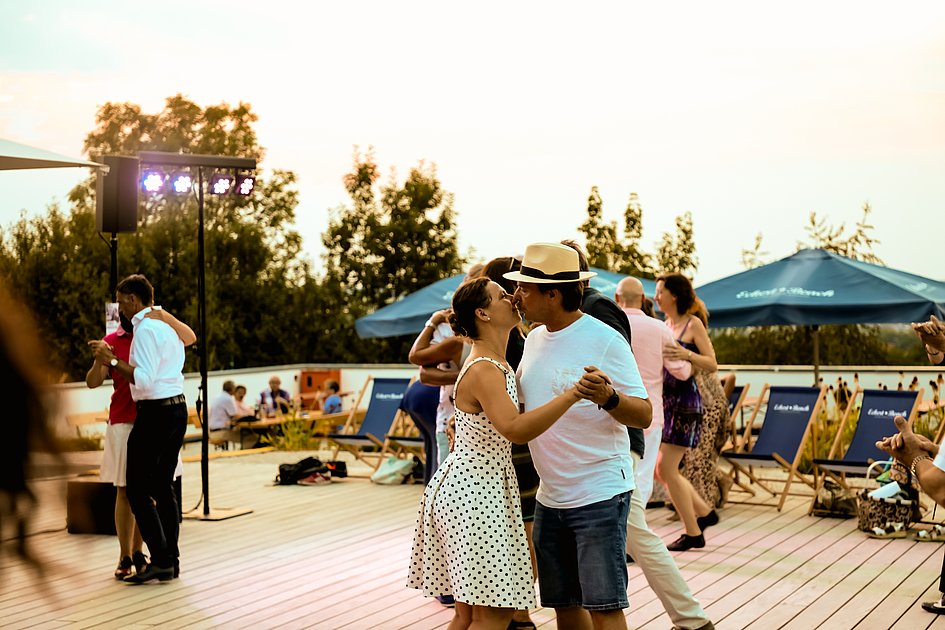 Die Bilder zeigen Impressionen der Tango Nacht am Eckert Beach mit Tanzpaaren, Schnupperkurs, Live-DJ, sommerlicher Atmosphäre und zahlreichen Gästen, die den Abschluss der Summer-Vibes-Reihe gemeinsam genießen.