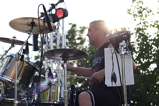 Die Bilder zeigen Eindrücke der Rock-Nacht am Eckert Beach. Zu sehen sind die Live-Auftritte der Bands Rusty Road Runners und ACBarbingCity´25, zahlreiche Besucherinnen und Besucher vor der Bühne sowie die sommerliche Atmosphäre am Strand. In beiden Bands stehen auch Dozenten der Eckert Schulen auf der Bühne. Die Aufnahmen zeigen Musiker, Publikum und die stimmungsvolle Beleuchtung während des Open-Air-Konzerts.