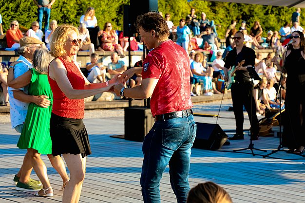 Impressionen vom zweiten Eckert Beach Event am Campus Regenstauf: Die Band Primetime Deluxe sorgt bei sommerlicher Atmosphäre für Livemusik, gute Stimmung und einen gemeinsamen Abend mit zahlreichen Gästen zugunsten von Mütter in Not e.V.