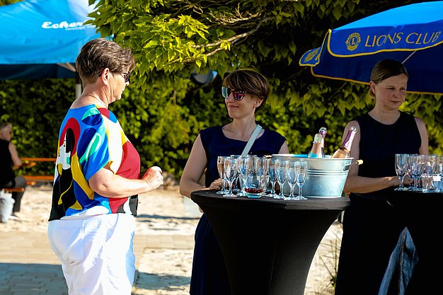 Impressionen vom zweiten Eckert Beach Event am Campus Regenstauf: Die Band Primetime Deluxe sorgt bei sommerlicher Atmosphäre für Livemusik, gute Stimmung und einen gemeinsamen Abend mit zahlreichen Gästen zugunsten von Mütter in Not e.V.