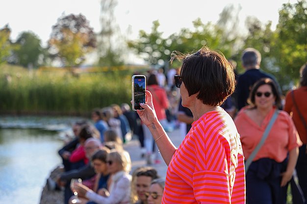 Die Bilder zeigen Impressionen der Notte Italiana am Eckert Beach mit Live-Musik von I CANTAUTORI, zahlreichen Gästen, sommerlicher Atmosphäre, italienischen Spezialitäten sowie entspannten und ausgelassenen Momenten am Wasser.