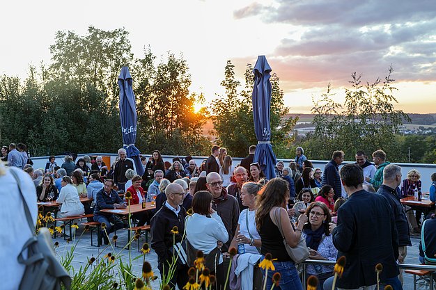 Die Bilder zeigen Impressionen der Notte Italiana am Eckert Beach mit Live-Musik von I CANTAUTORI, zahlreichen Gästen, sommerlicher Atmosphäre, italienischen Spezialitäten sowie entspannten und ausgelassenen Momenten am Wasser.