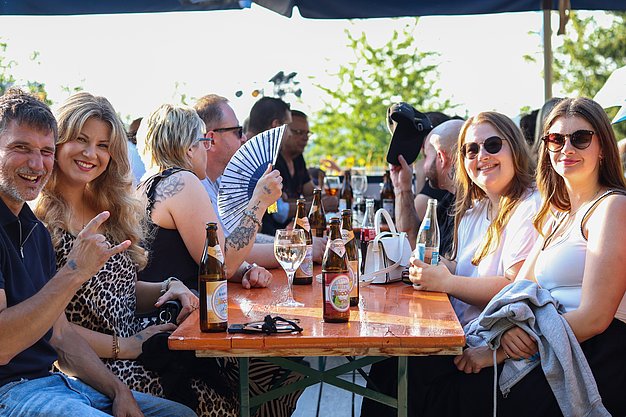 Die Bilder zeigen Eindrücke der Rock-Nacht am Eckert Beach. Zu sehen sind die Live-Auftritte der Bands Rusty Road Runners und ACBarbingCity´25, zahlreiche Besucherinnen und Besucher vor der Bühne sowie die sommerliche Atmosphäre am Strand. In beiden Bands stehen auch Dozenten der Eckert Schulen auf der Bühne. Die Aufnahmen zeigen Musiker, Publikum und die stimmungsvolle Beleuchtung während des Open-Air-Konzerts.
