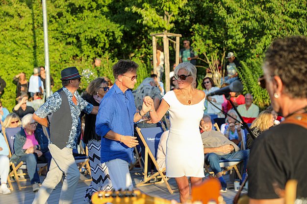 Die Bilder zeigen Impressionen der Notte Italiana am Eckert Beach mit Live-Musik von I CANTAUTORI, zahlreichen Gästen, sommerlicher Atmosphäre, italienischen Spezialitäten sowie entspannten und ausgelassenen Momenten am Wasser.