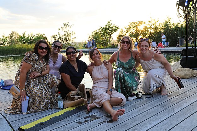 Die Diashow zeigt Eindrücke vom Salsa-Abend am Eckert Beach. Zu sehen sind tanzende Paare, Besucherinnen und Besucher im Publikum sowie die stimmungsvolle Atmosphäre der Veranstaltung am Abend.