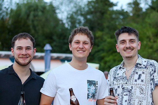 Die Bilder zeigen Eindrücke der Rock-Nacht am Eckert Beach. Zu sehen sind die Live-Auftritte der Bands Rusty Road Runners und ACBarbingCity´25, zahlreiche Besucherinnen und Besucher vor der Bühne sowie die sommerliche Atmosphäre am Strand. In beiden Bands stehen auch Dozenten der Eckert Schulen auf der Bühne. Die Aufnahmen zeigen Musiker, Publikum und die stimmungsvolle Beleuchtung während des Open-Air-Konzerts.