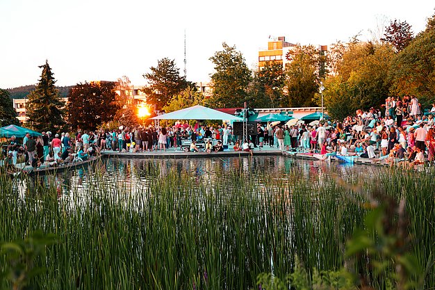Gäste genießen gemeinsam die ausgelassene Atmosphäre bei der 80er-Jahre-Party am Eckert Beach.