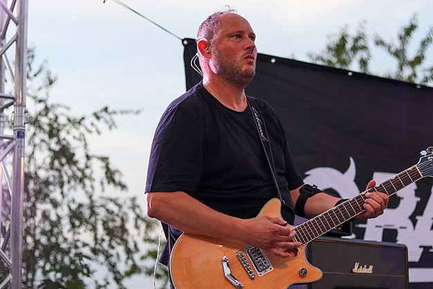 Die Bilder zeigen Eindrücke der Rock-Nacht am Eckert Beach. Zu sehen sind die Live-Auftritte der Bands Rusty Road Runners und ACBarbingCity´25, zahlreiche Besucherinnen und Besucher vor der Bühne sowie die sommerliche Atmosphäre am Strand. In beiden Bands stehen auch Dozenten der Eckert Schulen auf der Bühne. Die Aufnahmen zeigen Musiker, Publikum und die stimmungsvolle Beleuchtung während des Open-Air-Konzerts.