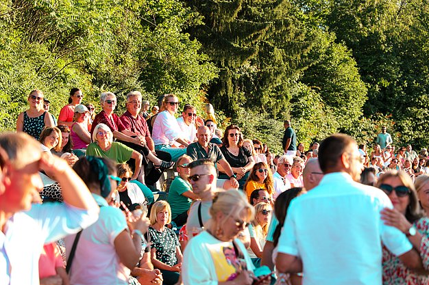 Gäste genießen gemeinsam die ausgelassene Atmosphäre bei der 80er-Jahre-Party am Eckert Beach.