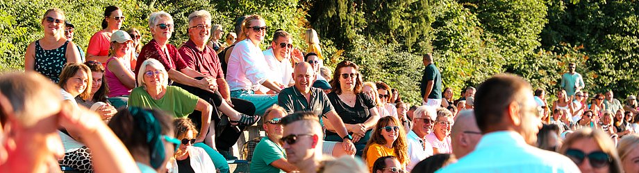 Gäste genießen gemeinsam die ausgelassene Atmosphäre bei der 80er-Jahre-Party am Eckert Beach.
