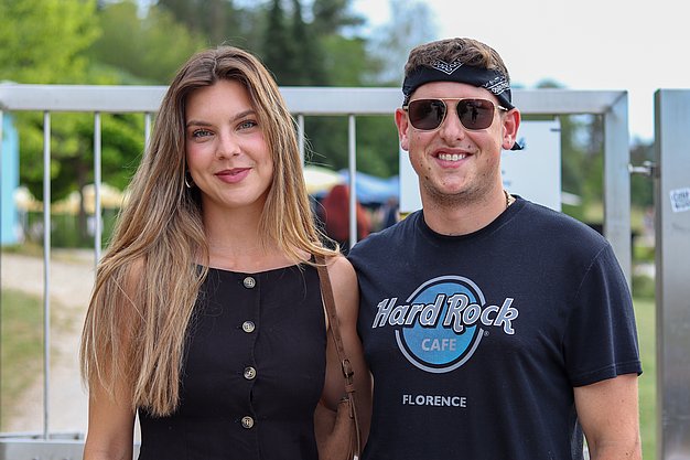 Die Bilder zeigen Eindrücke der Rock-Nacht am Eckert Beach. Zu sehen sind die Live-Auftritte der Bands Rusty Road Runners und ACBarbingCity´25, zahlreiche Besucherinnen und Besucher vor der Bühne sowie die sommerliche Atmosphäre am Strand. In beiden Bands stehen auch Dozenten der Eckert Schulen auf der Bühne. Die Aufnahmen zeigen Musiker, Publikum und die stimmungsvolle Beleuchtung während des Open-Air-Konzerts.