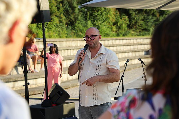 Die Diashow zeigt Eindrücke vom Salsa-Abend am Eckert Beach. Zu sehen sind tanzende Paare, Besucherinnen und Besucher im Publikum sowie die stimmungsvolle Atmosphäre der Veranstaltung am Abend.