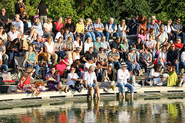 Die Bilder zeigen Impressionen der Notte Italiana am Eckert Beach mit Live-Musik von I CANTAUTORI, zahlreichen Gästen, sommerlicher Atmosphäre, italienischen Spezialitäten sowie entspannten und ausgelassenen Momenten am Wasser.