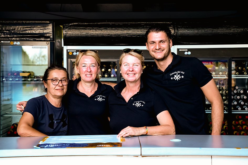 Die Bilder zeigen Impressionen der Tango Nacht am Eckert Beach mit Tanzpaaren, Schnupperkurs, Live-DJ, sommerlicher Atmosphäre und zahlreichen Gästen, die den Abschluss der Summer-Vibes-Reihe gemeinsam genießen.