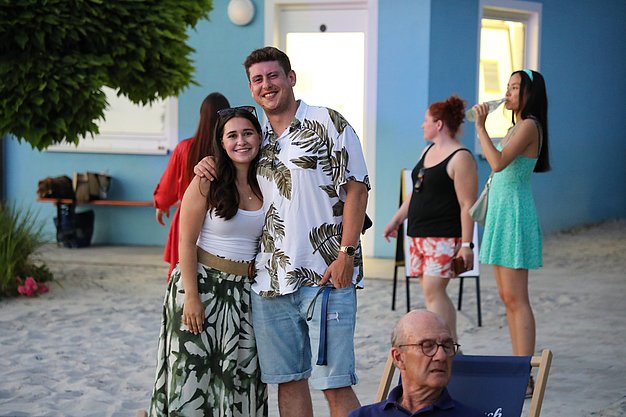 Die Diashow zeigt Eindrücke vom Salsa-Abend am Eckert Beach. Zu sehen sind tanzende Paare, Besucherinnen und Besucher im Publikum sowie die stimmungsvolle Atmosphäre der Veranstaltung am Abend.