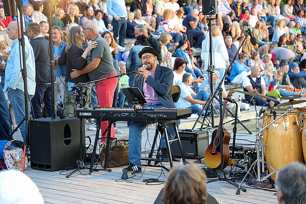 Die Bilder zeigen Impressionen der Notte Italiana am Eckert Beach mit Live-Musik von I CANTAUTORI, zahlreichen Gästen, sommerlicher Atmosphäre, italienischen Spezialitäten sowie entspannten und ausgelassenen Momenten am Wasser.