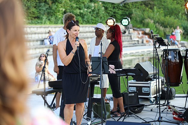 Die Diashow zeigt Eindrücke vom Salsa-Abend am Eckert Beach. Zu sehen sind tanzende Paare, Besucherinnen und Besucher im Publikum sowie die stimmungsvolle Atmosphäre der Veranstaltung am Abend.