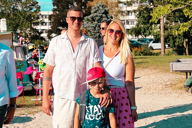 Gäste genießen gemeinsam die ausgelassene Atmosphäre bei der 80er-Jahre-Party am Eckert Beach.