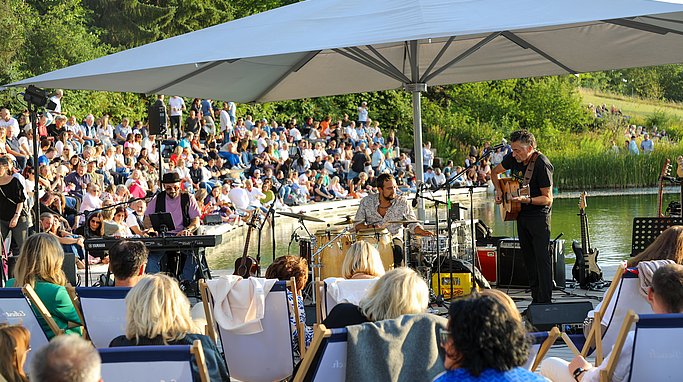 Die Bilder zeigen Impressionen der Notte Italiana am Eckert Beach mit Live-Musik von I CANTAUTORI, zahlreichen Gästen, sommerlicher Atmosphäre, italienischen Spezialitäten sowie entspannten und ausgelassenen Momenten am Wasser.