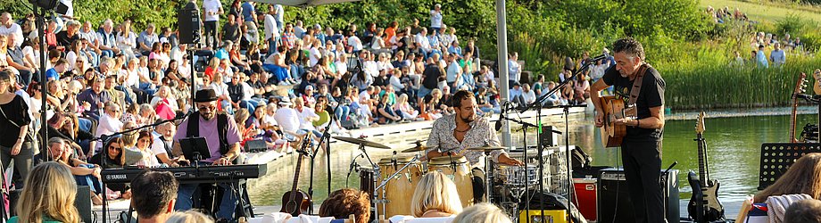Die Bilder zeigen Impressionen der Notte Italiana am Eckert Beach mit Live-Musik von I CANTAUTORI, zahlreichen Gästen, sommerlicher Atmosphäre, italienischen Spezialitäten sowie entspannten und ausgelassenen Momenten am Wasser.