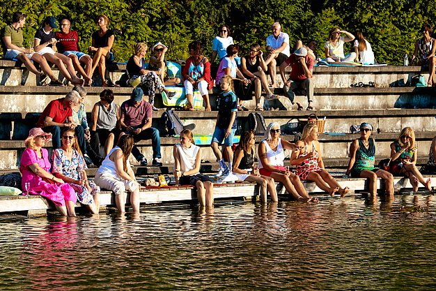 Impressionen vom zweiten Eckert Beach Event am Campus Regenstauf: Die Band Primetime Deluxe sorgt bei sommerlicher Atmosphäre für Livemusik, gute Stimmung und einen gemeinsamen Abend mit zahlreichen Gästen zugunsten von Mütter in Not e.V.