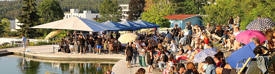 Die Bilder zeigen Eindrücke der Rock-Nacht am Eckert Beach. Zu sehen sind die Live-Auftritte der Bands Rusty Road Runners und ACBarbingCity´25, zahlreiche Besucherinnen und Besucher vor der Bühne sowie die sommerliche Atmosphäre am Strand. In beiden Bands stehen auch Dozenten der Eckert Schulen auf der Bühne. Die Aufnahmen zeigen Musiker, Publikum und die stimmungsvolle Beleuchtung während des Open-Air-Konzerts.