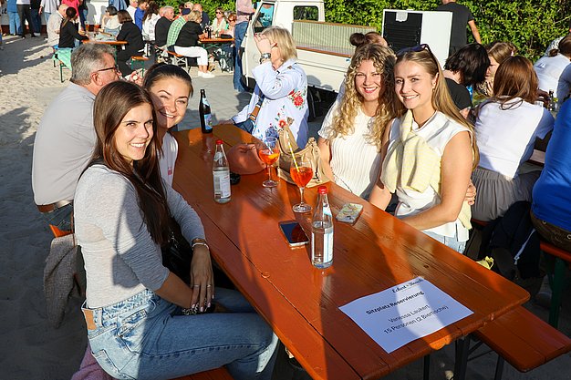 Die Bilder zeigen Impressionen der Notte Italiana am Eckert Beach mit Live-Musik von I CANTAUTORI, zahlreichen Gästen, sommerlicher Atmosphäre, italienischen Spezialitäten sowie entspannten und ausgelassenen Momenten am Wasser.