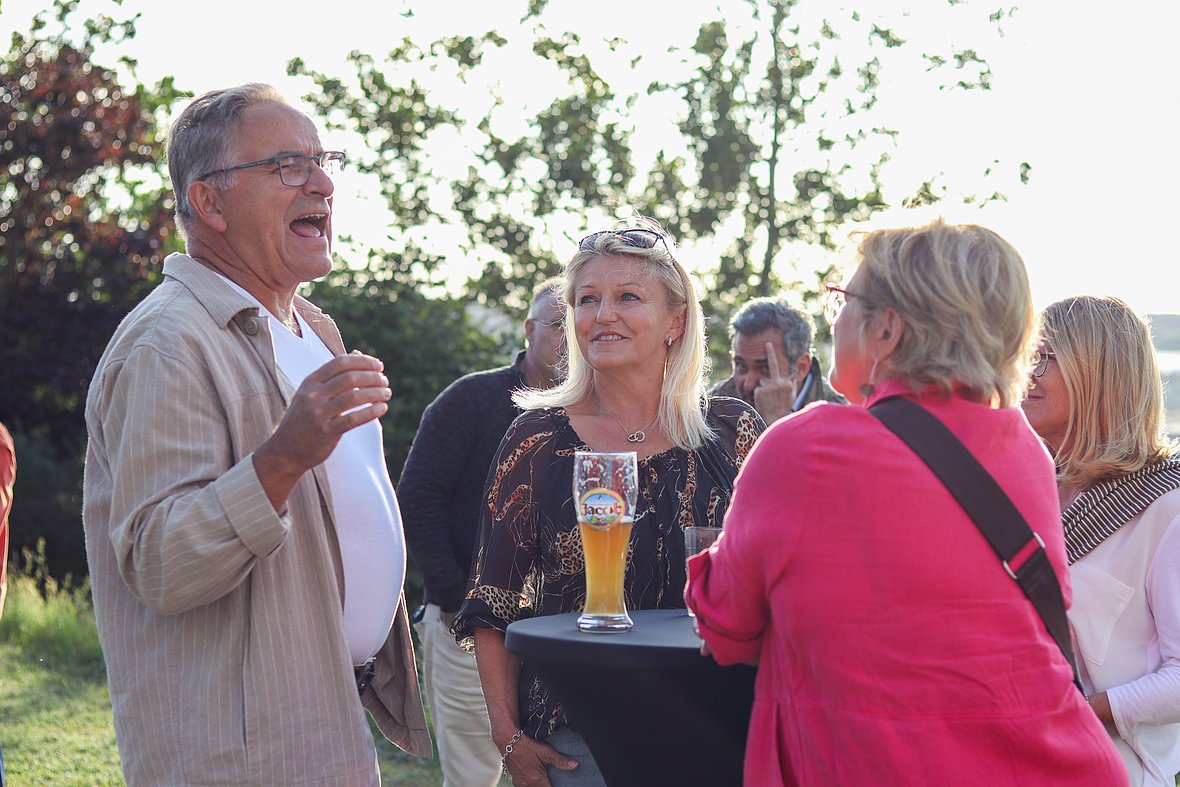 Die Bilder zeigen Impressionen der Notte Italiana am Eckert Beach mit Live-Musik von I CANTAUTORI, zahlreichen Gästen, sommerlicher Atmosphäre, italienischen Spezialitäten sowie entspannten und ausgelassenen Momenten am Wasser.