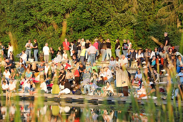 Die Bilder zeigen Impressionen der Notte Italiana am Eckert Beach mit Live-Musik von I CANTAUTORI, zahlreichen Gästen, sommerlicher Atmosphäre, italienischen Spezialitäten sowie entspannten und ausgelassenen Momenten am Wasser.