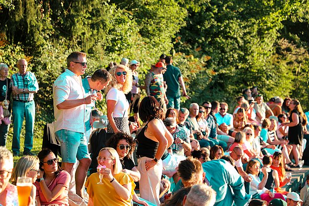 Gäste genießen gemeinsam die ausgelassene Atmosphäre bei der 80er-Jahre-Party am Eckert Beach.
