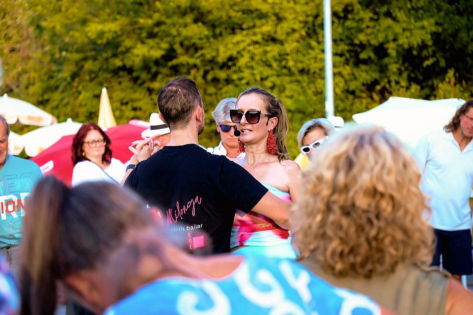 Die Bilder zeigen Impressionen der Tango Nacht am Eckert Beach mit Tanzpaaren, Schnupperkurs, Live-DJ, sommerlicher Atmosphäre und zahlreichen Gästen, die den Abschluss der Summer-Vibes-Reihe gemeinsam genießen.