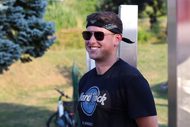 Die Bilder zeigen Eindrücke der Rock-Nacht am Eckert Beach. Zu sehen sind die Live-Auftritte der Bands Rusty Road Runners und ACBarbingCity´25, zahlreiche Besucherinnen und Besucher vor der Bühne sowie die sommerliche Atmosphäre am Strand. In beiden Bands stehen auch Dozenten der Eckert Schulen auf der Bühne. Die Aufnahmen zeigen Musiker, Publikum und die stimmungsvolle Beleuchtung während des Open-Air-Konzerts.