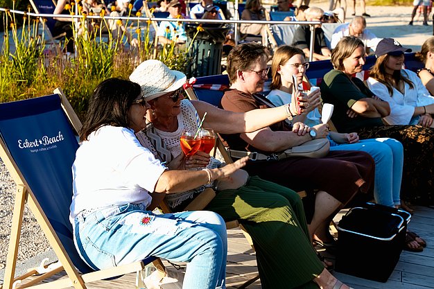 Impressionen vom zweiten Eckert Beach Event am Campus Regenstauf: Die Band Primetime Deluxe sorgt bei sommerlicher Atmosphäre für Livemusik, gute Stimmung und einen gemeinsamen Abend mit zahlreichen Gästen zugunsten von Mütter in Not e.V.