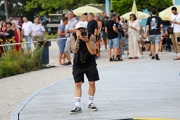 Die Bilder zeigen Eindrücke der Rock-Nacht am Eckert Beach. Zu sehen sind die Live-Auftritte der Bands Rusty Road Runners und ACBarbingCity´25, zahlreiche Besucherinnen und Besucher vor der Bühne sowie die sommerliche Atmosphäre am Strand. In beiden Bands stehen auch Dozenten der Eckert Schulen auf der Bühne. Die Aufnahmen zeigen Musiker, Publikum und die stimmungsvolle Beleuchtung während des Open-Air-Konzerts.
