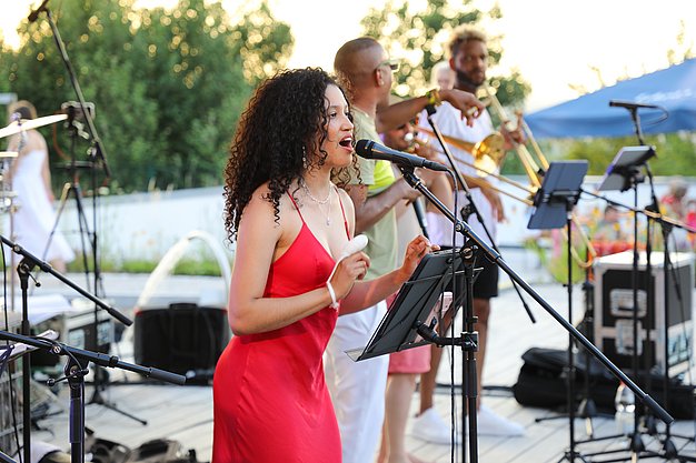 Die Diashow zeigt Eindrücke vom Salsa-Abend am Eckert Beach. Zu sehen sind tanzende Paare, Besucherinnen und Besucher im Publikum sowie die stimmungsvolle Atmosphäre der Veranstaltung am Abend.