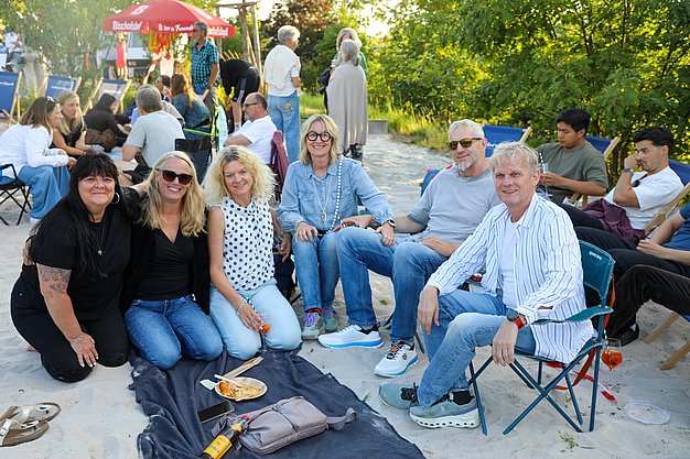 Die Bilder zeigen Impressionen der Notte Italiana am Eckert Beach mit Live-Musik von I CANTAUTORI, zahlreichen Gästen, sommerlicher Atmosphäre, italienischen Spezialitäten sowie entspannten und ausgelassenen Momenten am Wasser.