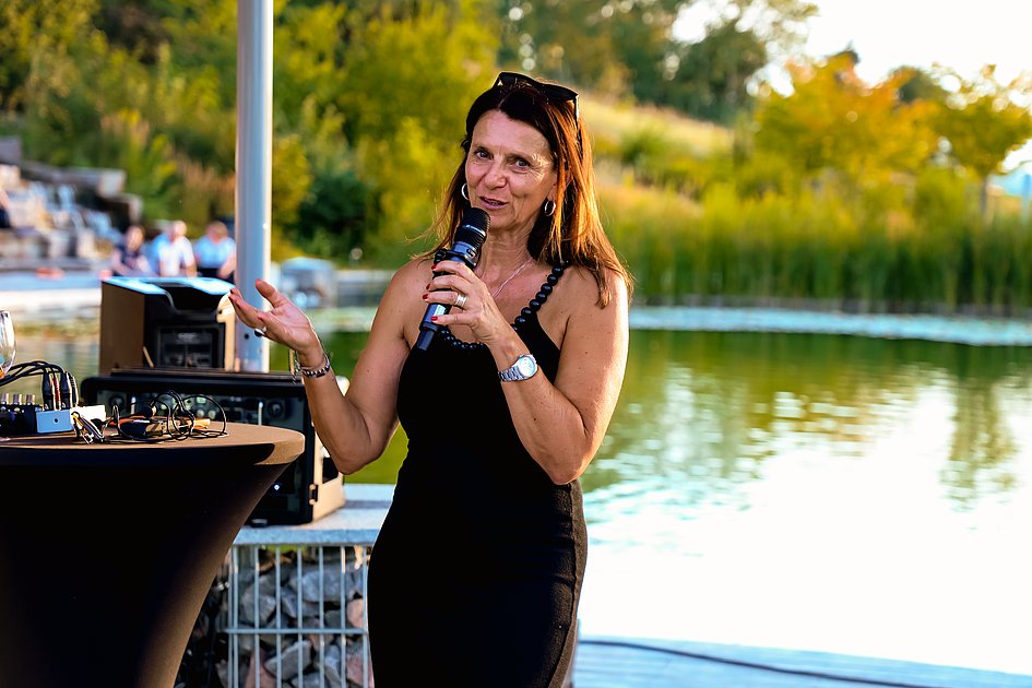 Die Bilder zeigen Impressionen der Tango Nacht am Eckert Beach mit Tanzpaaren, Schnupperkurs, Live-DJ, sommerlicher Atmosphäre und zahlreichen Gästen, die den Abschluss der Summer-Vibes-Reihe gemeinsam genießen.