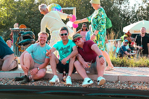 Gäste genießen gemeinsam die ausgelassene Atmosphäre bei der 80er-Jahre-Party am Eckert Beach.